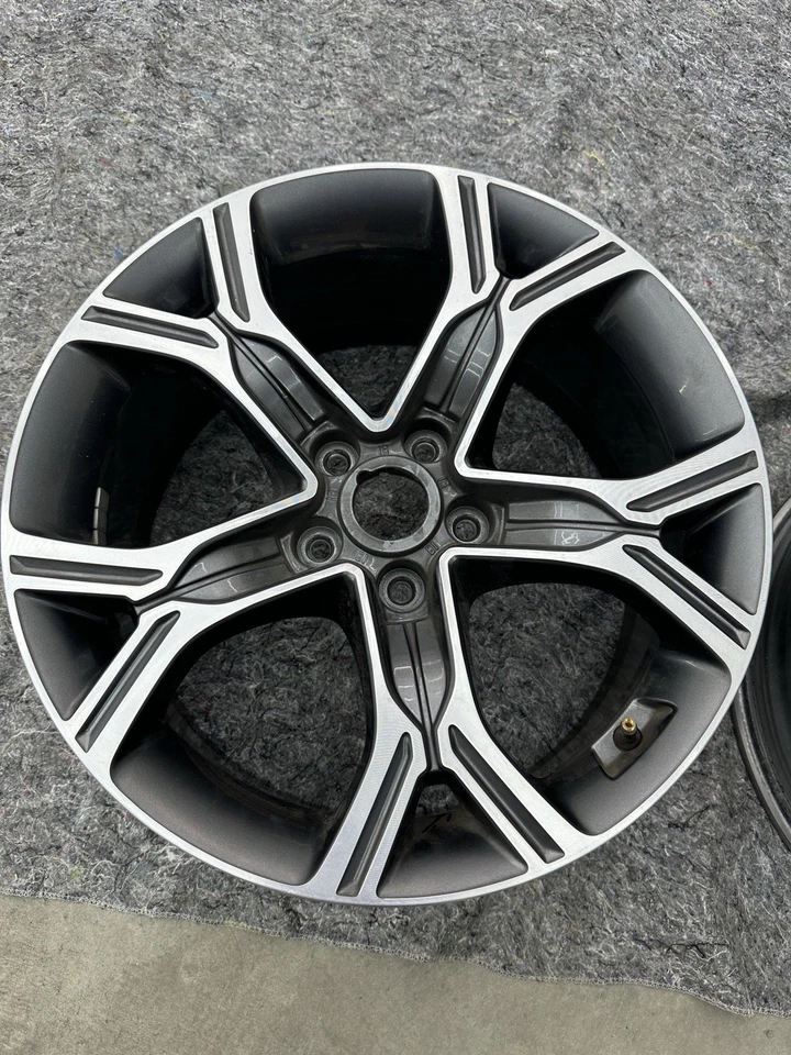 Hyundai/ Kia Stinger rims 18 inch - Image 1 of 4