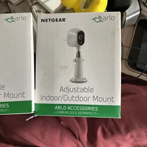 Montaje de cámara interior/exterior ajustable NETGEAR Arlo nuevo en caja - Imagen 1 de 13