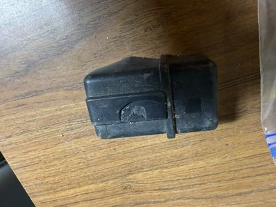 Pontiac GTO 1970-1973 Trans Am bocina relé cubierta #1 481424 agrietada Foto 1 de 4