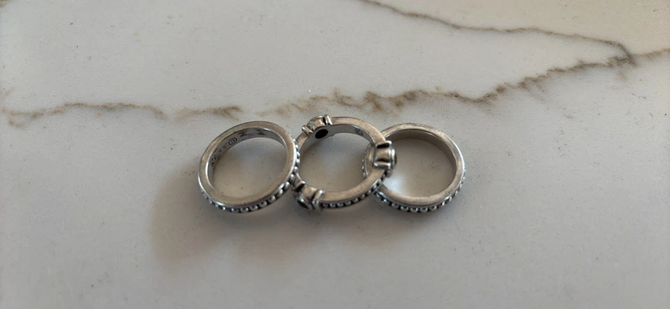 Prata esterlina John Atencio: conjunto de três anéis empilháveis estilizados à mão (tamanho 7.0) - Imagem 1 de 4