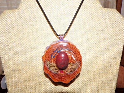 Rojo, Blanco y Azul - Alas de Águila - Colgante Cono de Pino con Piedra de Jaspe Foto 1 de 4