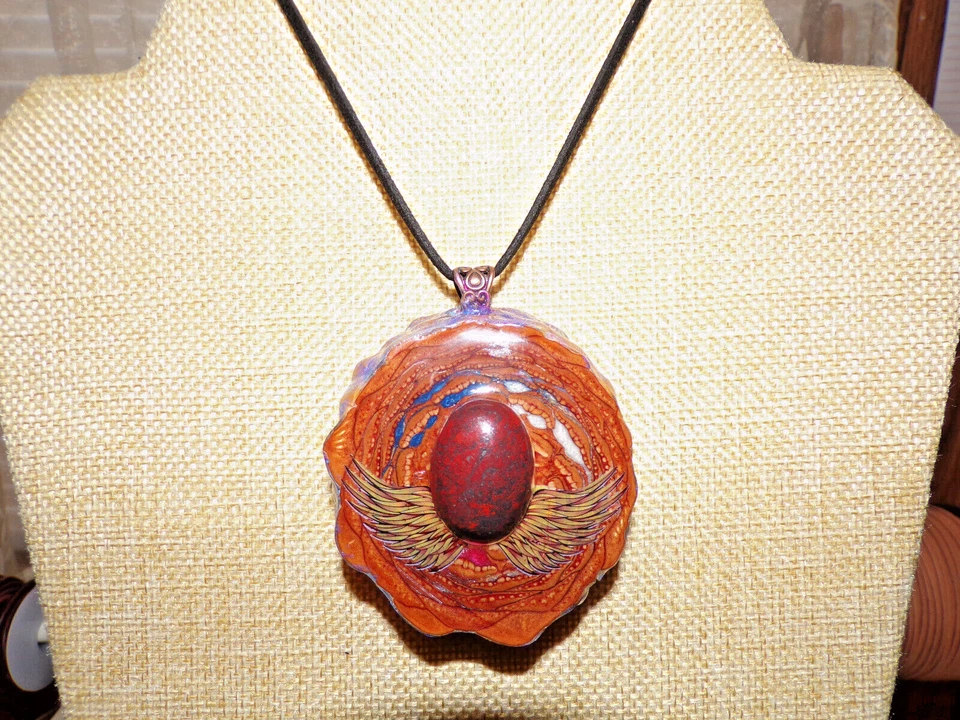 Rojo, Blanco y Azul - Alas de Águila - Colgante Cono de Pino con Piedra de Jaspe Foto 1 de 4