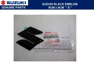 SUZUKI GENUINO S EMBLEMA NEGRO 8CM x 8CM LOGO MARCA INSIGNIA - Imagen 1 de 7