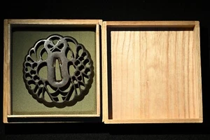 Tsuba Japanese antique iron Mumei crane openwork Edo era - Picture 1 of 9