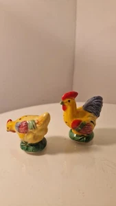 Vintage Set Salt and Pepper Shakers Rooster and Hen Painted - Bild 1 von 6