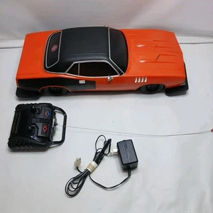 Coche de radiocontrol West Coast Choppers Jesse James 1971 Plymouth Barracuda naranja con cargador - Imagen 1 de 14