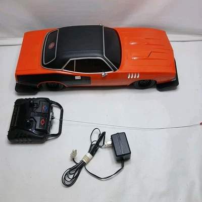 Coche de radiocontrol West Coast Choppers Jesse James 1971 Plymouth Barracuda naranja con cargador Foto 1 de 4