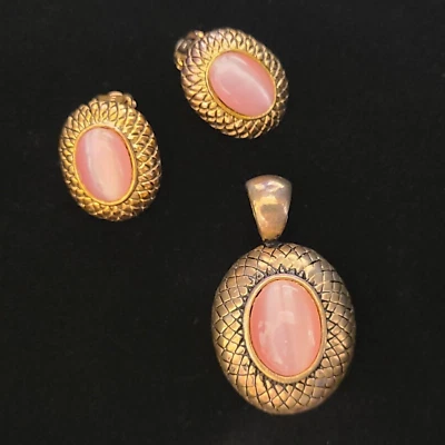 Conjunto de pendientes y colgantes de clip con ajustes de ópalo rosa sintético nacarado en tono cobre Foto 1 de 4