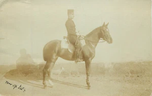 Postal de soldado austro húngaro de la Primera Guerra Mundial RPPC en un caballo muy bueno, perfil - Imagen 1 de 2
