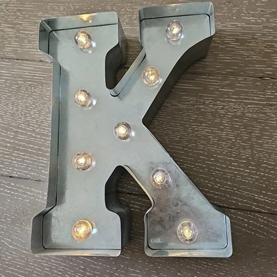 Carpa metálica iluminada *K* inicial monograma. Industrial. 10" de alto Foto 1 de 4