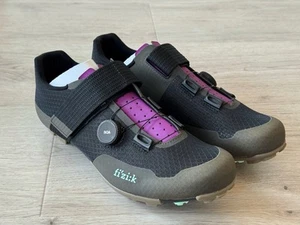 FIZIK Vento Ferrox Gravel MTB Schuhe, Mud/Grape, Gr. 44,5, NEU - Imagen 1 de 9