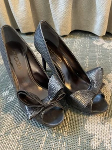 Moda Sequin Bow Heels, Metal/Silver, Size 8.5 - Picture 1 of 16