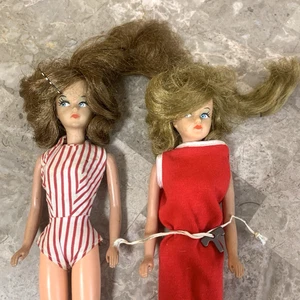 Lotto bambole Tressy vintage anni 60 bambole spilla chiave vestito rosso biondo scuro marrone bruna - Foto 1 di 20