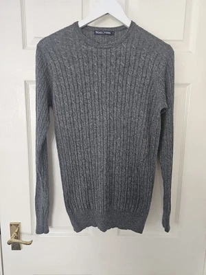 Jersey Woolovers tejido con cable para hombre talla pequeña lana merino y cachemir gris Foto 1 de 4