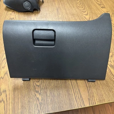 GUANTERA MITSUBISHI MIRAGE 2014-2023 COMPARTIMENTO DE ALMACENAMIENTO OEM 8006A304XA Foto 1 de 4