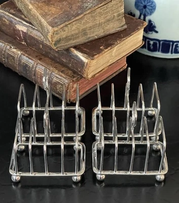 Raro juego de cuatro estantes para tostadas Art Deco ingleses de plata esterlina 2,75” c1919 Sheffield Foto 1 de 4