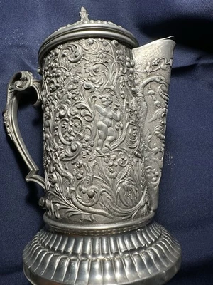 brocca cesellata in peltro adatta per arredamento - Immagine 1 di 4