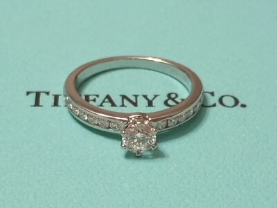 Tiffany & Co. Anillo de compromiso de diamantes redondos de platino H VS2 0,84 TCW Foto 1 de 4