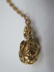🌷 Colgante Joan Rivers Huevo Fabergé Dije * CISNE DORADO EN CESTA - Imagen 1 de 3