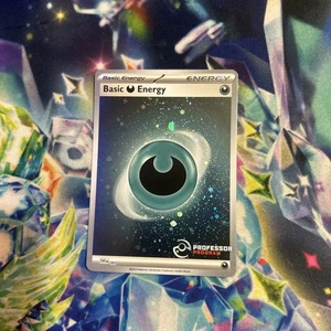 Darkness Energy Professor Program SVE007 - Pokemon TCG 2023 Promo - Picture 1 of 2