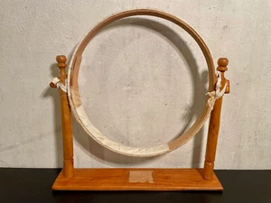 Antico telaio in legno con piede per ricamo diametro 38 cm - Foto 1 di 6