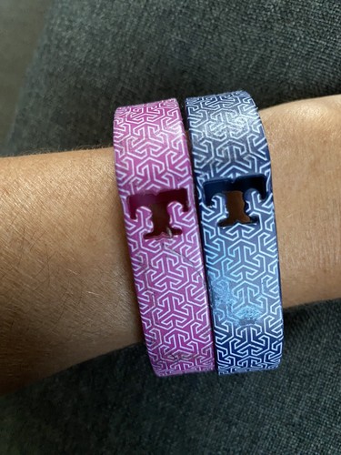 TORY BURCH Bracciale in silicone Fitbit blu e rosa leggere descrizione entrambi danneggiati