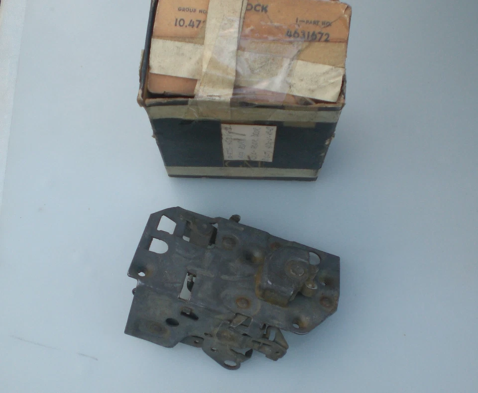 BUICK 4631672 1954-1955; ESPECIAL &amp; CENTURY, CONJUNTO CERRADURA PUERTA; PUERTA TRASERA, R Foto 1 de 1