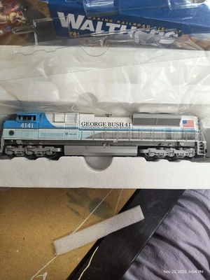 Locomotora Walthers Mainline escala HO EMD SD70ACe UP #4141 "GEO. H.W. BUSH" DCC Foto 1 de 4