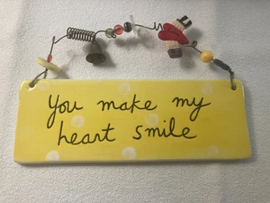 Sandra Magsamen für Silvestri HERZ LÄCHELN Keramik mit Charms Hängeschild - Bild 1 von 6