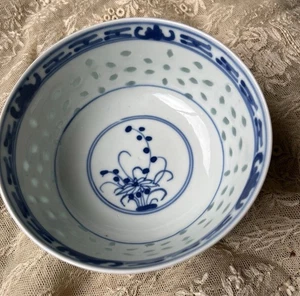 Chinesische Qing blau und weiß Reis Muster Porzellan Schale 清玩玉青花手繪玲瓏碗 - Bild 1 von 4