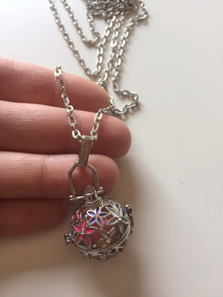 Chiama Angeli Con Bola Rosa E Fiori Bianchi Rosa E Viola Rodiato Placato Argento - Immagine 1 di 1