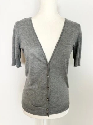 Cárdigan suéter New York & Co para mujer con botones talla XS gris cuello en V manga corta Foto 1 de 4
