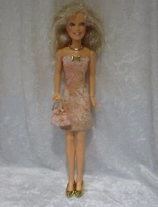 Passend für Darci & Jem #12 Kleid, Handtasche & Halskette Set, handgefertigte Puppenkleidung - Bild 1 von 3