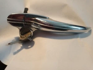 DOOR HANDLE WITH 2 KEYS, NOS. STANDARD VANGUARD PHASE 1 - Picture 1 of 3