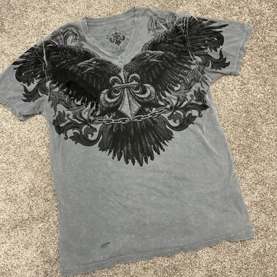 Camiseta Affliction Live Fast Cuello en V Gris Envejecido Grunge Cadena Cuervo Talla XL Foto 1 de 4