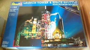 New Revell 1:144 Scale Launch Tower & Space Shuttle with Booster Rockets - Picture 1 of 16