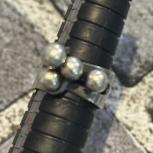 Anello unico in argento 925 Messico con sfere in cima misura 5 vecchio timbrato - Foto 1 di 8