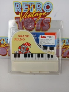 KLAVIER MINI SPIELZEUG VINTAGE GRAND SONG LITTLE BROWN JUG RIVER RETURN - Bild 1 von 3