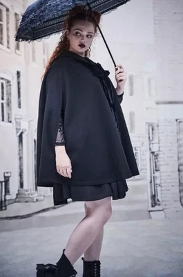 Capa con Capucha Torrid Negra Nightfall Talla Grande Foto 1 de 4