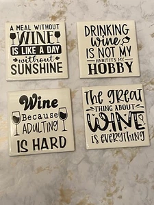 VINO Divertenti Sottobicchieri Ceramica Decorazione Casa, Inaugurazione Casa, Matrimonio, Regalo Pensione - Foto 1 di 7