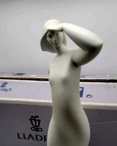 Lladro Porzellan Figur 18001 Infinity weiß Statue Frau schaut raus in Box  - Bild 1 von 12