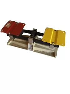Báscula de equilibrio de triple haz Ohaus con placas rojas y amarillas - Imagen 1 de 7
