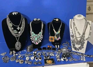 50 Pieces Of Vintage Jewely Lot  3 Lbs - Picture 1 of 24