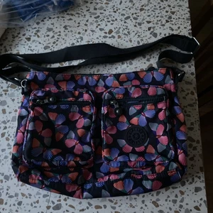 Kipling Alvar Butterfly Print Crossbody Bag Messenger - Picture 1 of 5