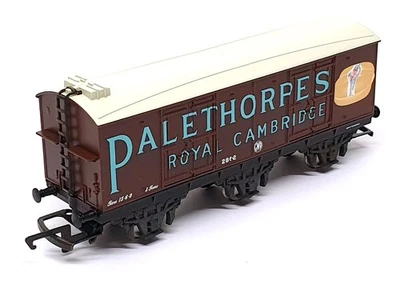 Hornby OO Gauge (1/76) R 6158 - 6 Wheel Closed Van Palethorpes Sausages - Image 1 of 4