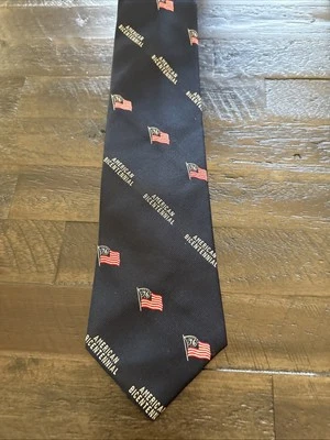 Cravatta bicentenaria vintage 1776 1976 ottime condizioni patriottica americana  - Immagine 1 di 4