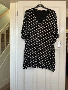 Ladies Plus Size 26/28v Neck Spotted Tunic Top - Picture 1 of 1