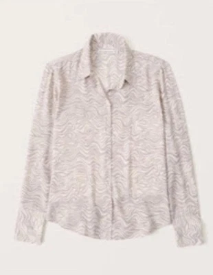 NUEVO CON ETIQUETAS Camisa de vestir Abercrombie Boyfriend imitación seda abotonada RV $65 crema mujeres XS Foto 1 de 4
