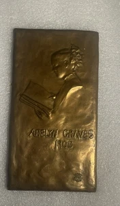 Antik 1908 Messing Wandbehang Plakette Adelyn Graves Mädchen Lesebuch - Bild 1 von 5