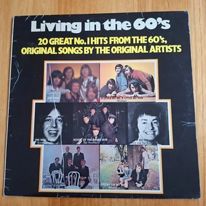 LIVING IN THE 60'S - 'Various Artists' 12" Vinilo LP Grabación - VINILO LP DISCO EN MUY BUEN ESTADO/G+ - Imagen 1 de 7